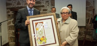 El Cabildo rinde homenaje a la caladora María Dolores Hernández en el Día de la Artesanía